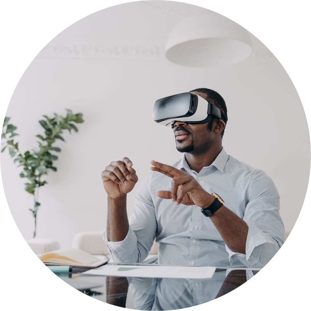 Mann mit VR-Brille interagiert virtuell.